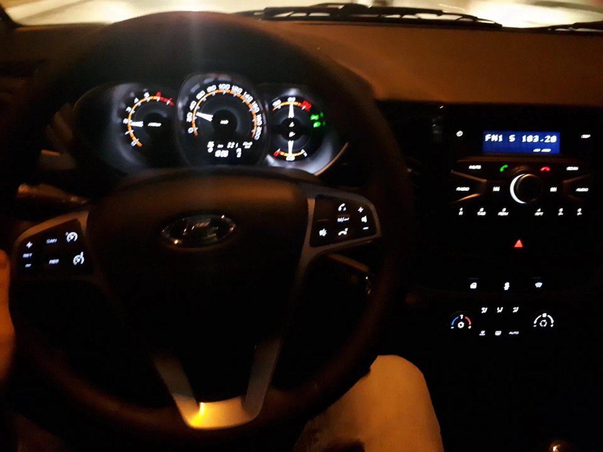 Лада Веста универсал салон ночью