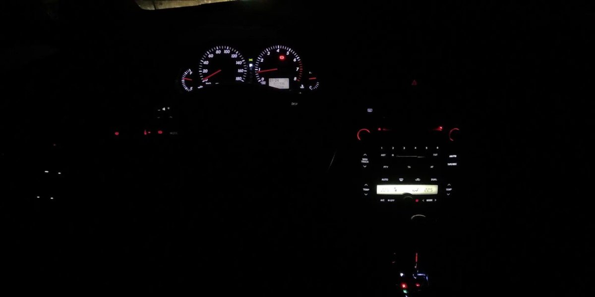 Авенсис 2 салон ночью