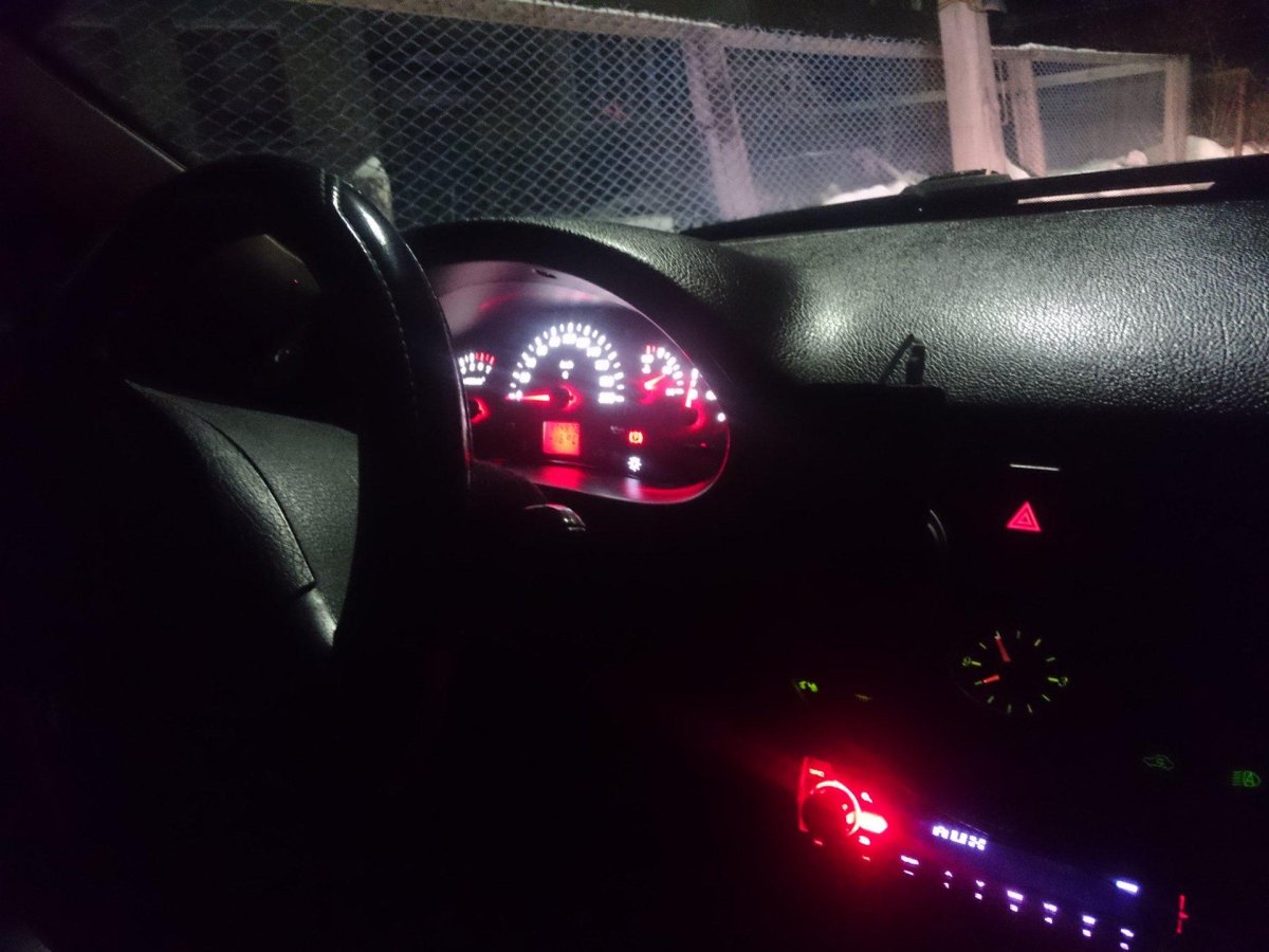 Приора панель ночью