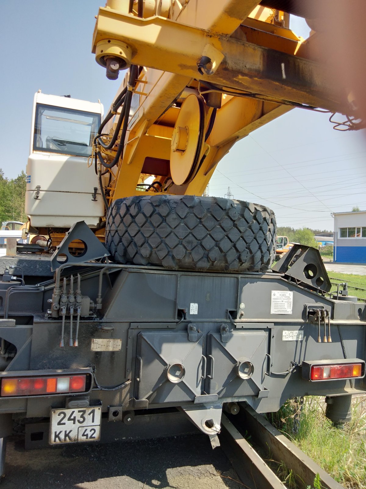 Кран стреловой на специальном шасси КС-6973