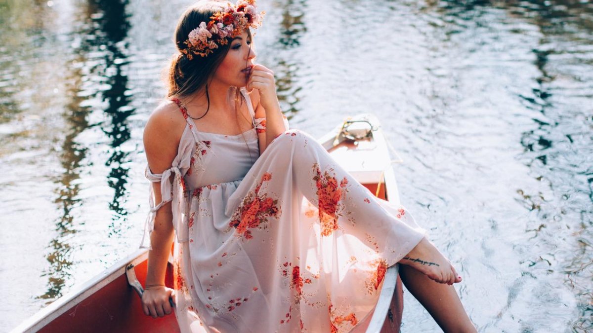 Фотосессия в лодке с цветами