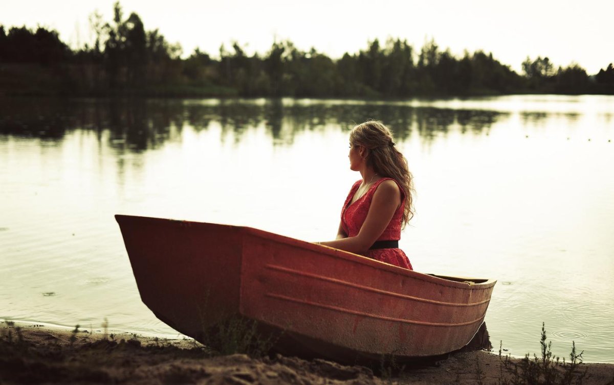 Красивая девушка в лодке
