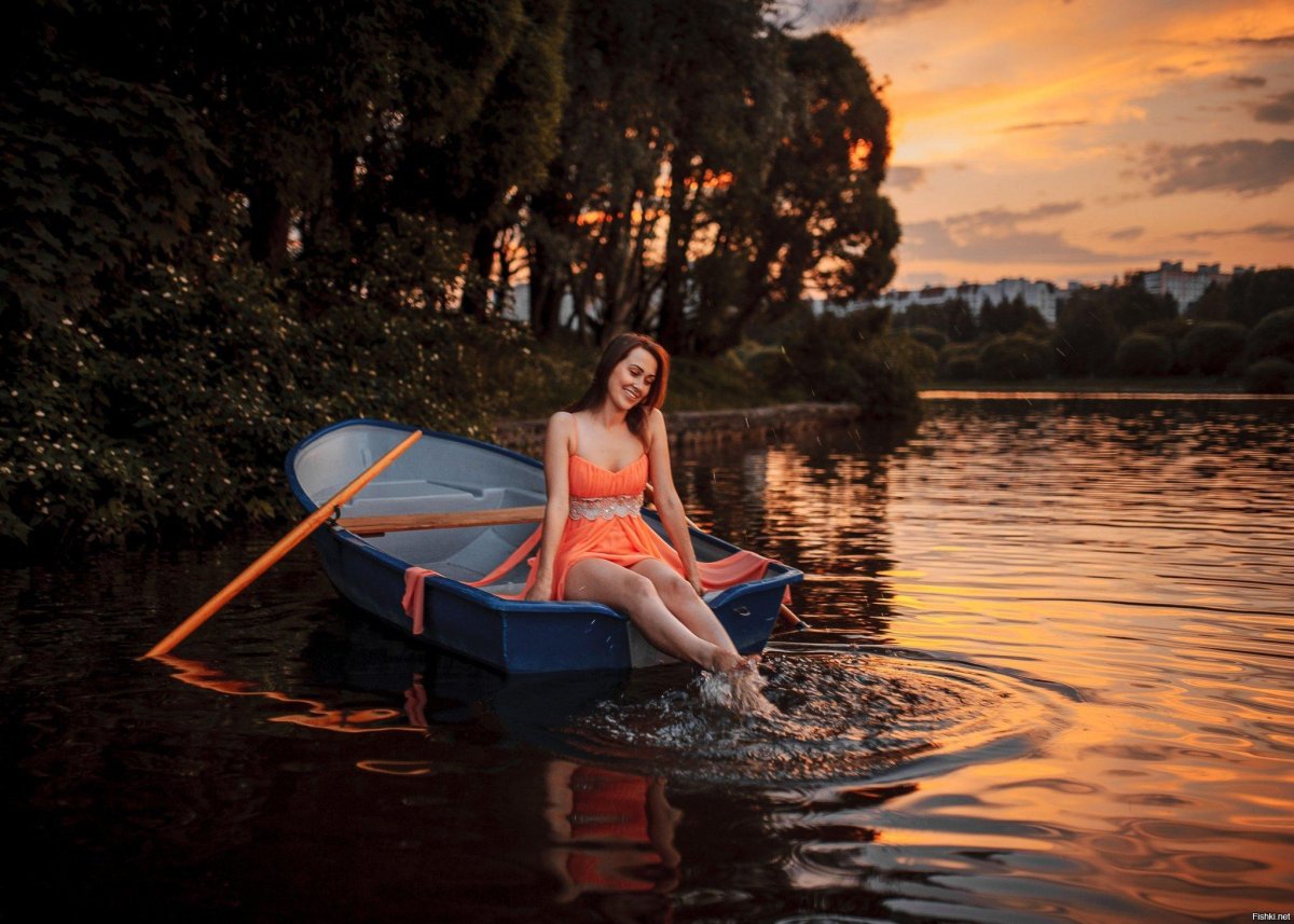 Девушка в лодке на озере