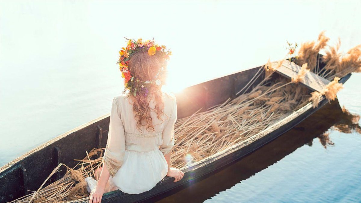 Красивая девушка в лодке