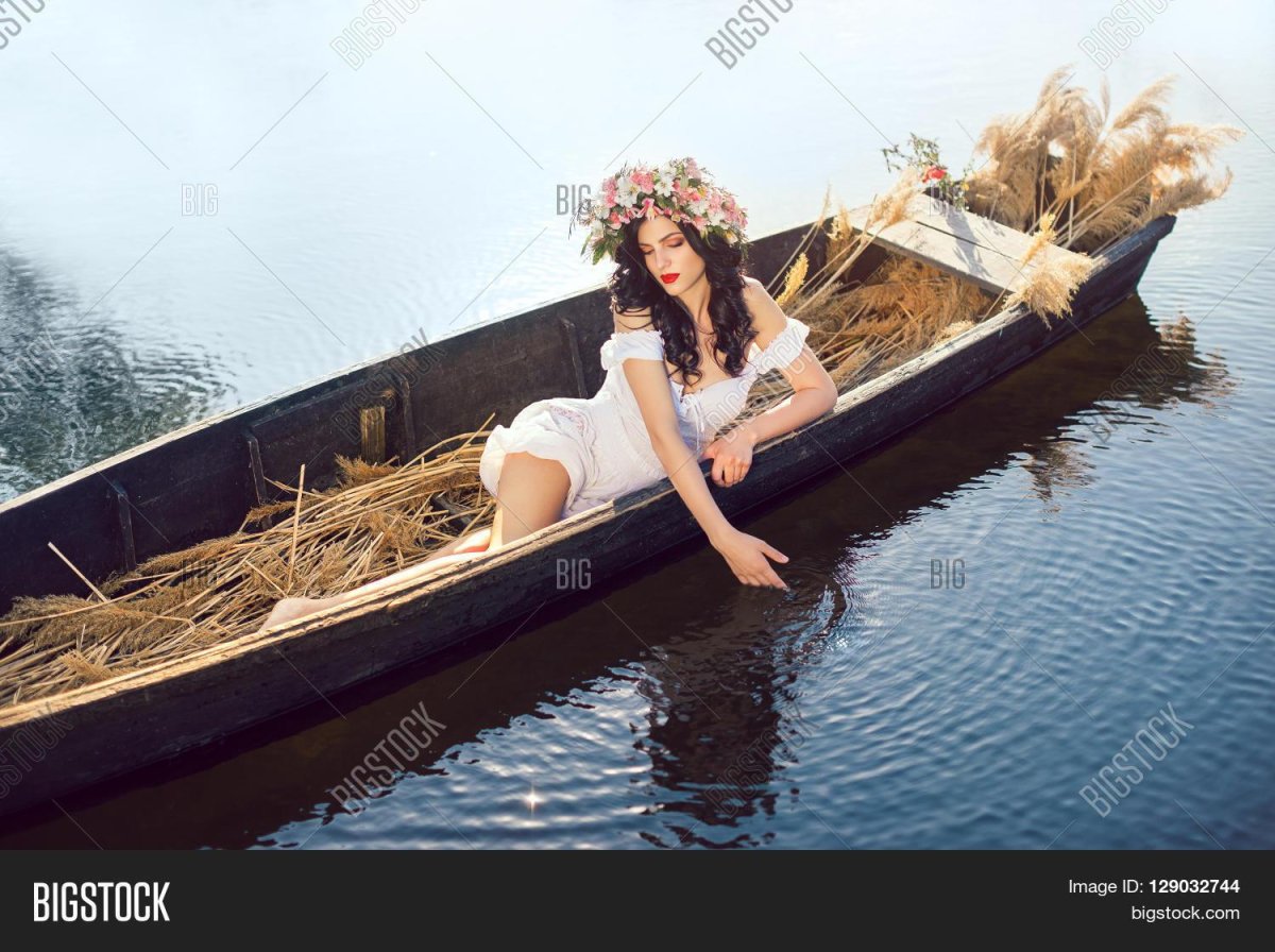 Девушка в лодке на озере