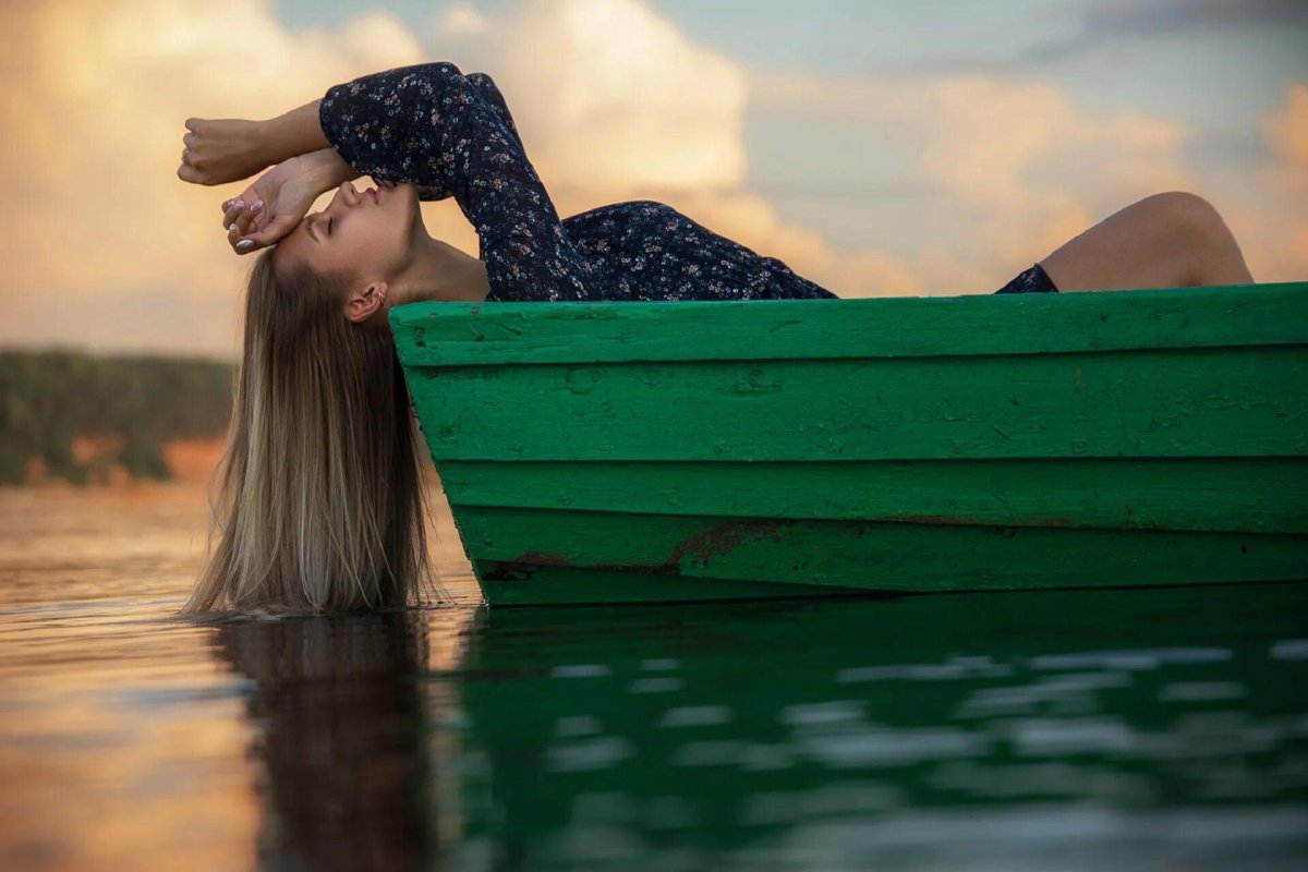 Девушка с длинными волосами в воде