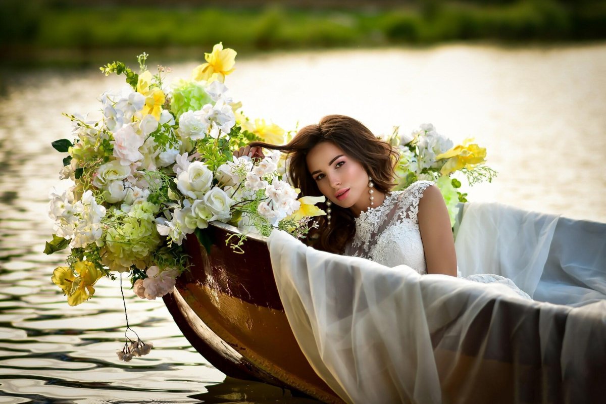 Фотосессия в лодке с цветами
