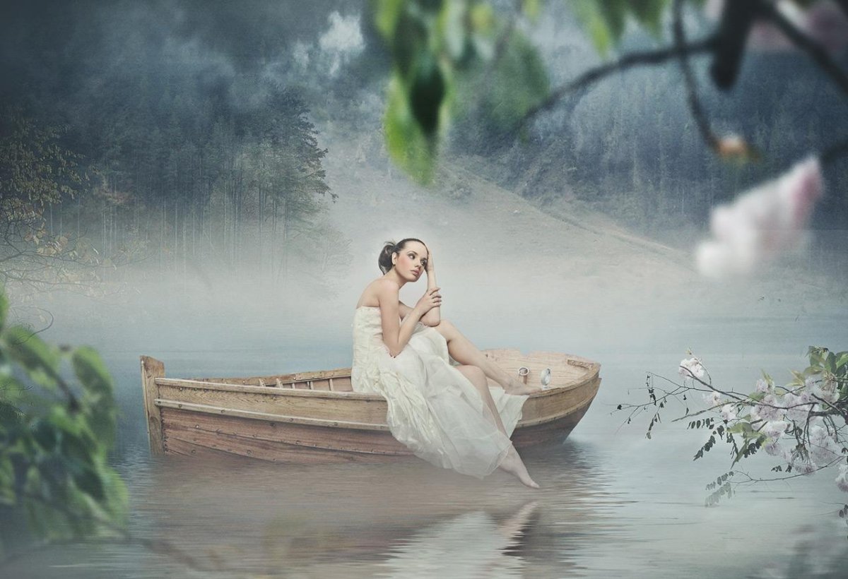Фотосессия в лодке с цветами