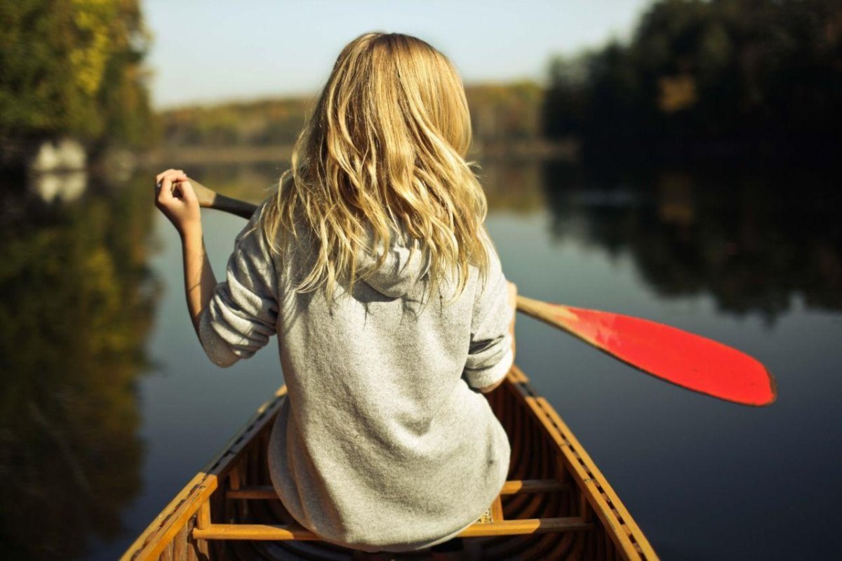 Блондинка на озере