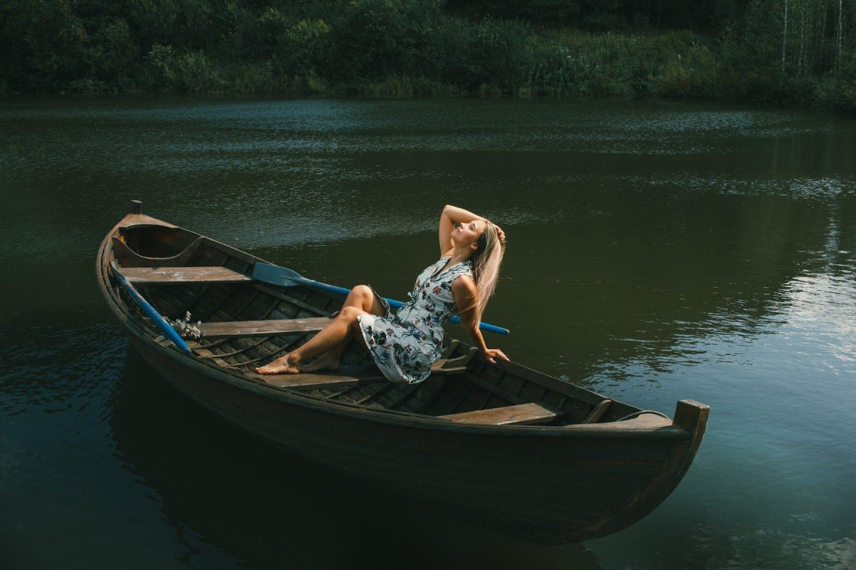 Девушка в лодке на озере