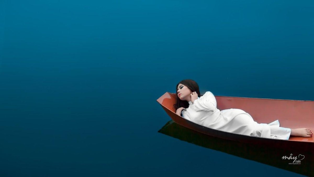 Женщина в лодке