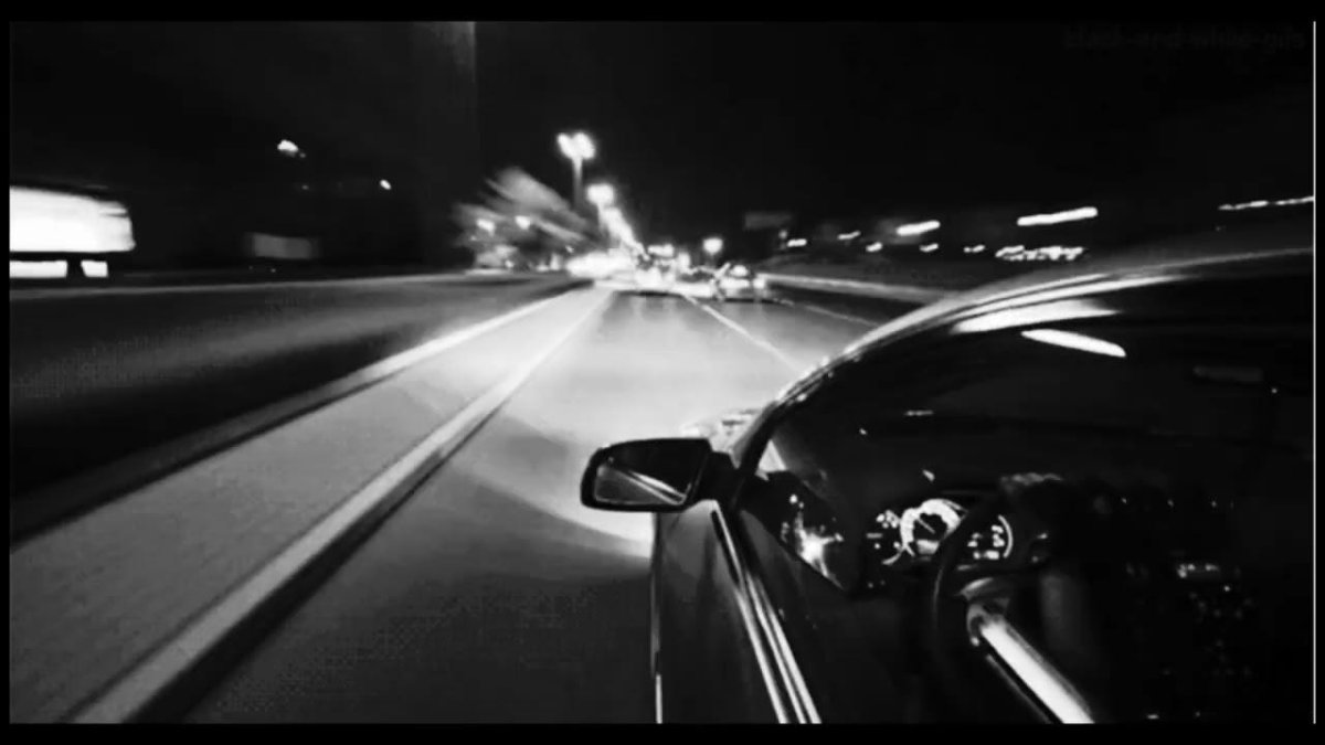 Машина ночью на дороге