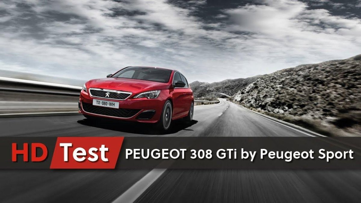 Красная машина на дороге