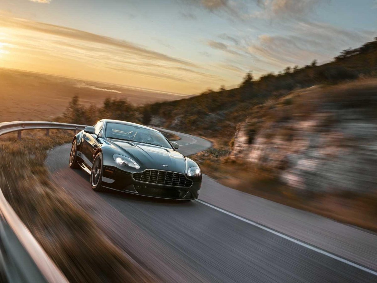 Астон Мартин на дороге