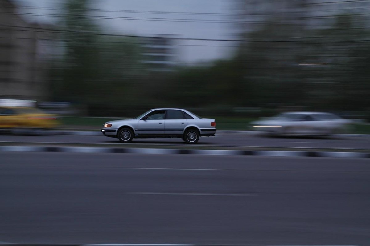 Фотографии обычные машин на улице боком