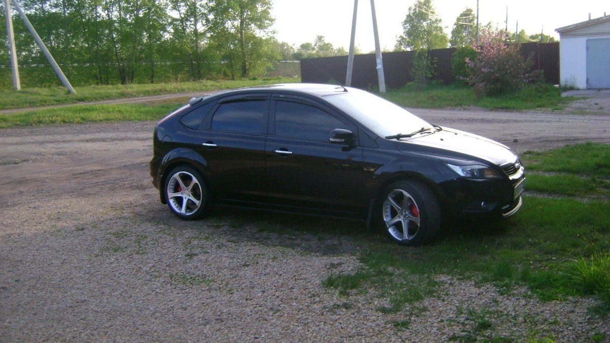 Форд фокус 2 хэтчбек черный на дисках