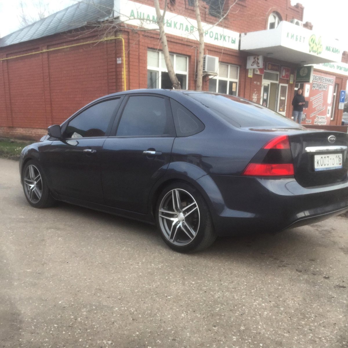 Форд фокус 2 Рестайлинг седан черный на 17 дисках
