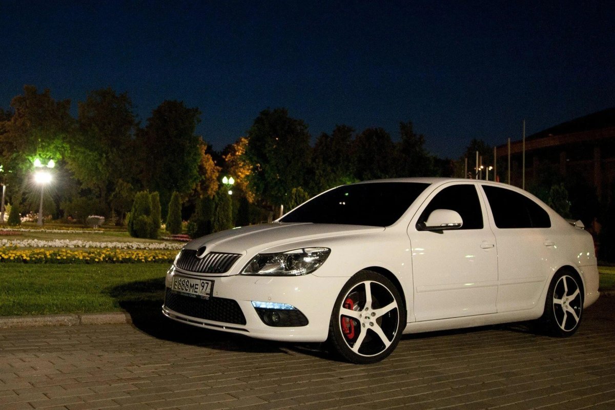 Skoda Octavia a5 RS белая