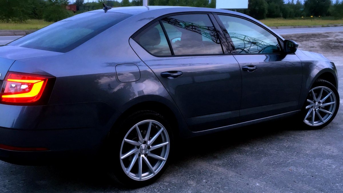 Черная Шкода Октавия а7 на дисках