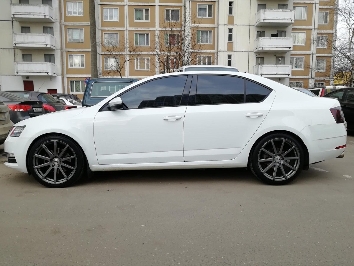 Skoda Octavia a7 белая r18