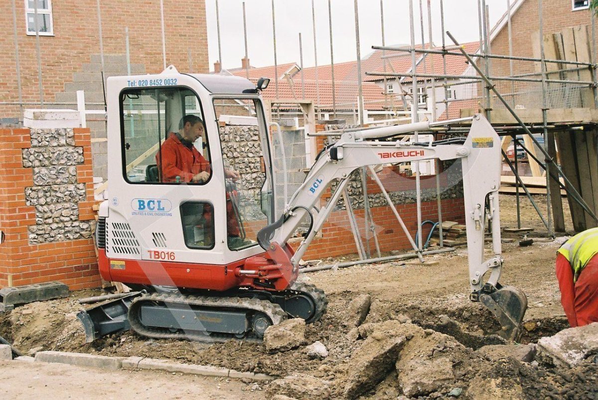 Распределитель мини экскаватора Такеучи ТВ 016