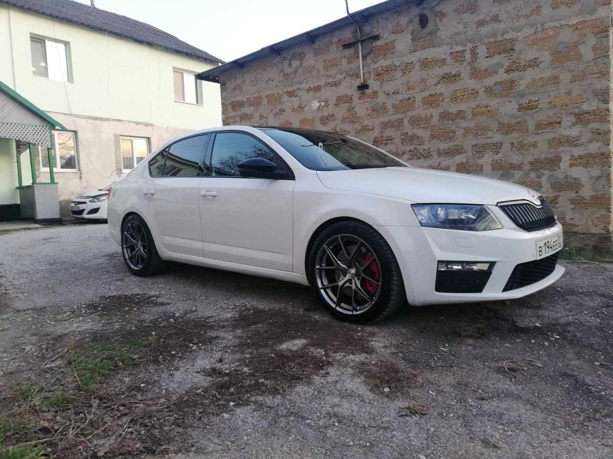 Skoda Octavia a7 белая r18