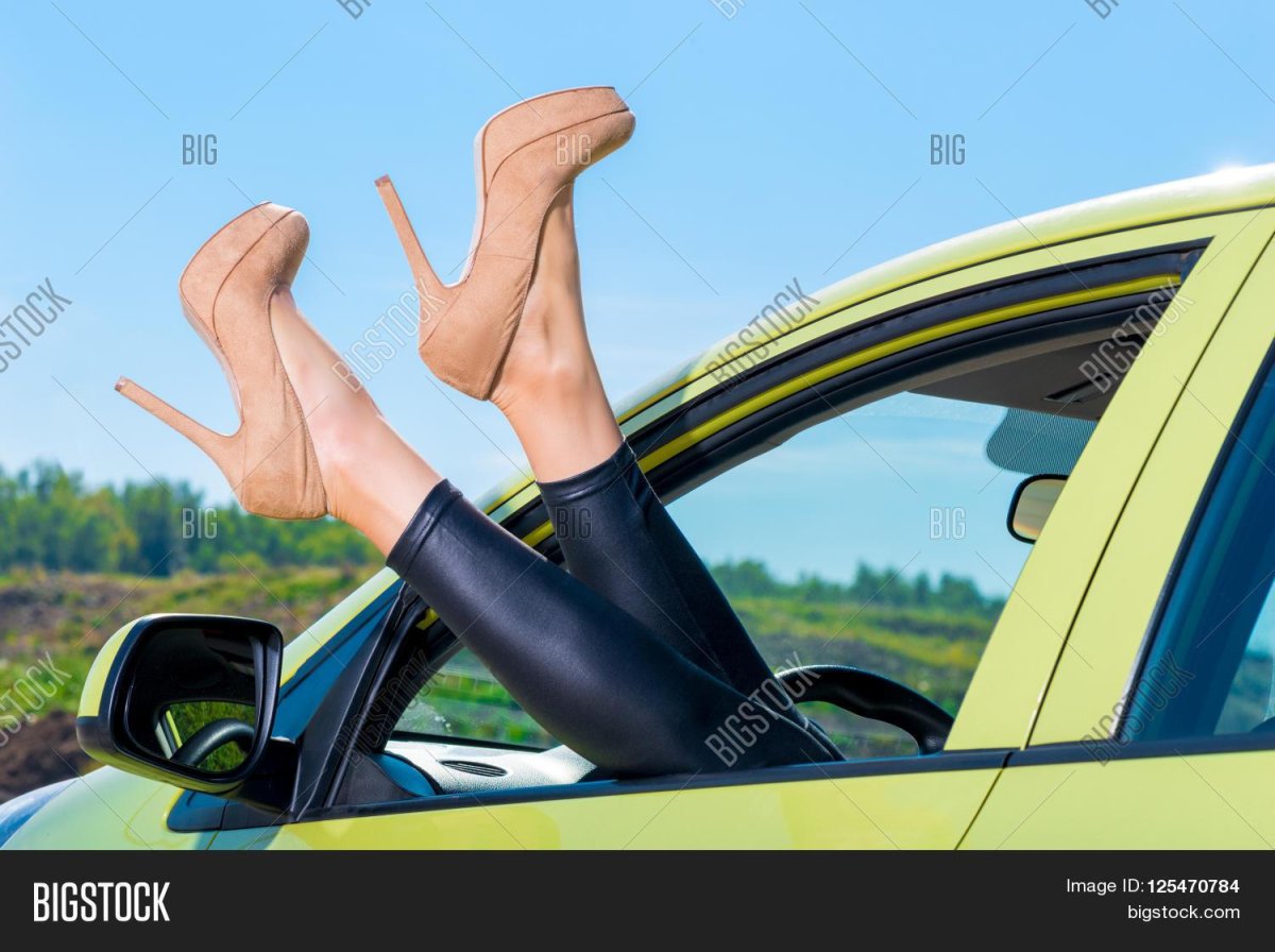 Ноги из окна машины