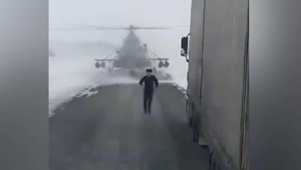 Вертолет садится на нскалы