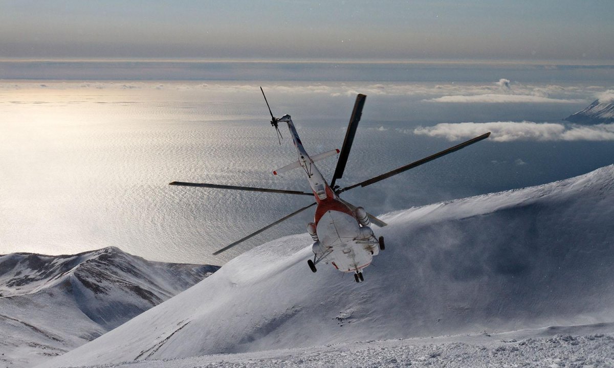 Вертолет в горах зимой