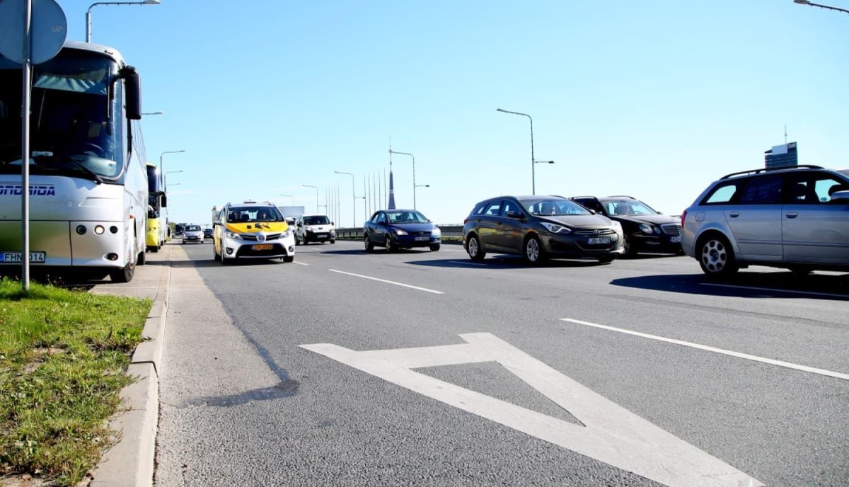 Может ли скутер ездить по полосе общественного транспорта