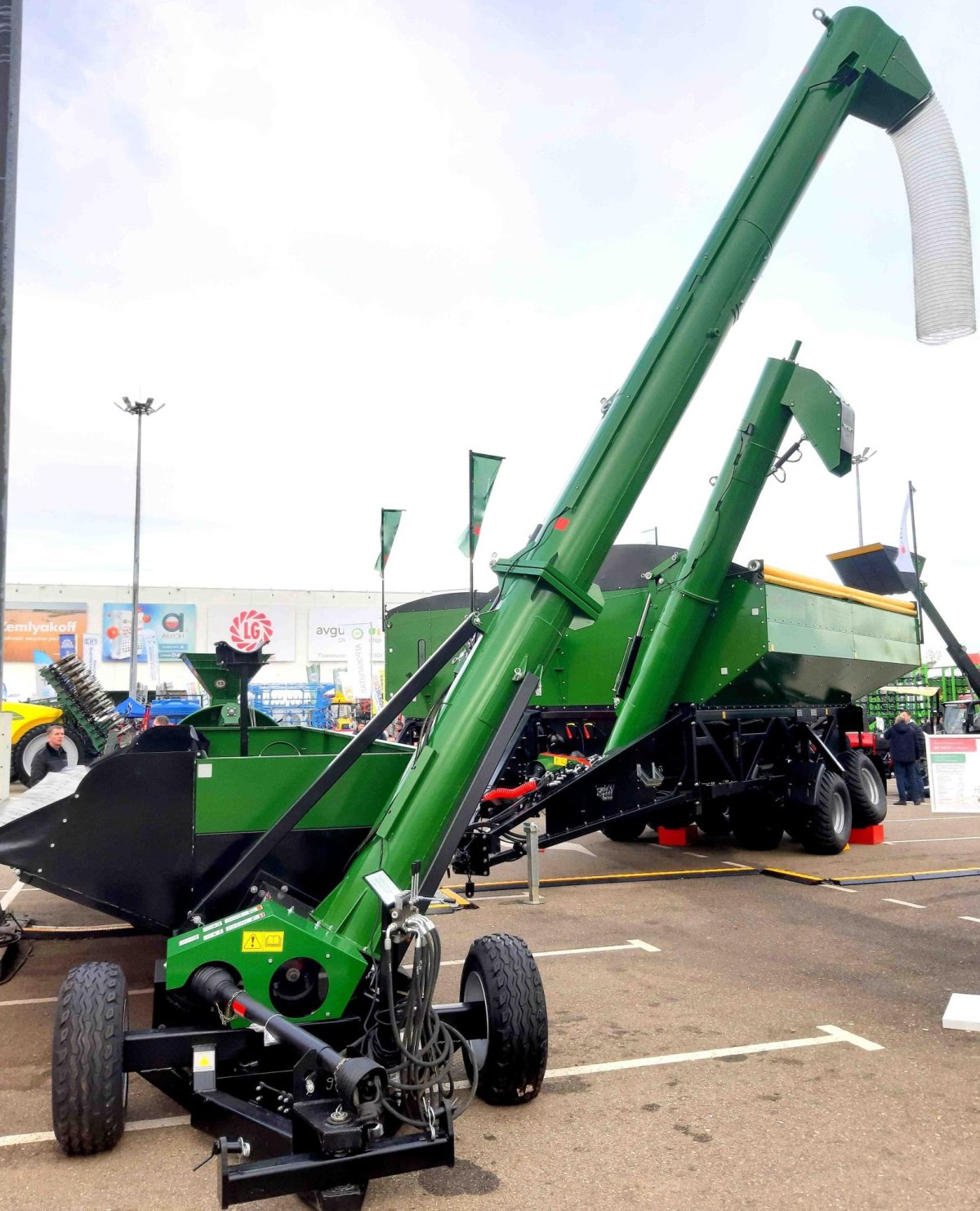 Автомобильный перегрузчик зерна