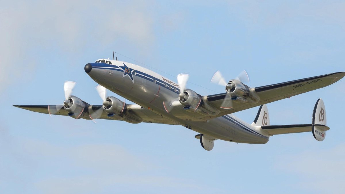 Турбовинтовой самолет с 4 двигателями