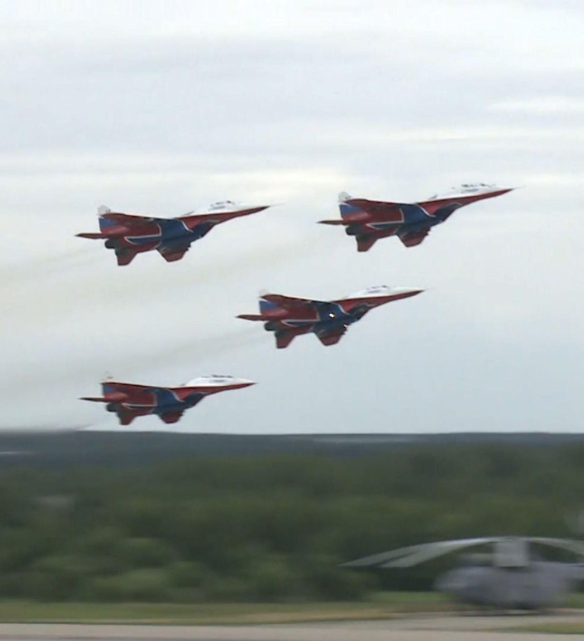 Пилотажная группа Стрижи и русские Витязи