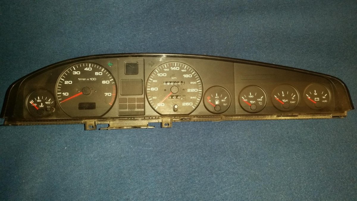 Приборная панель Ауди 100