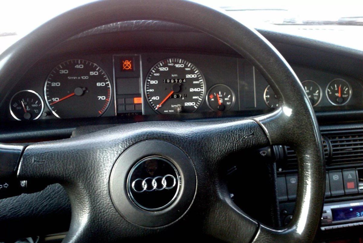 Приборная панель Ауди 100