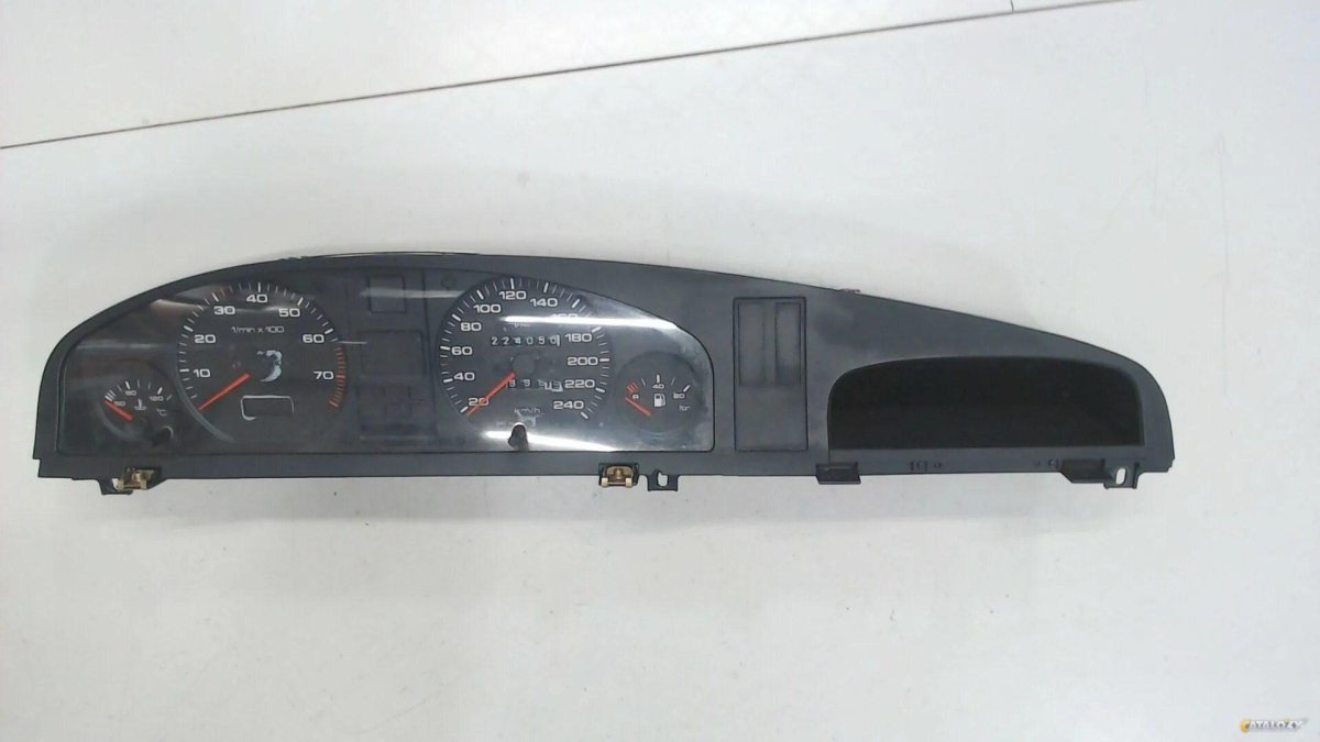 Приборная панель Audi 100 c3