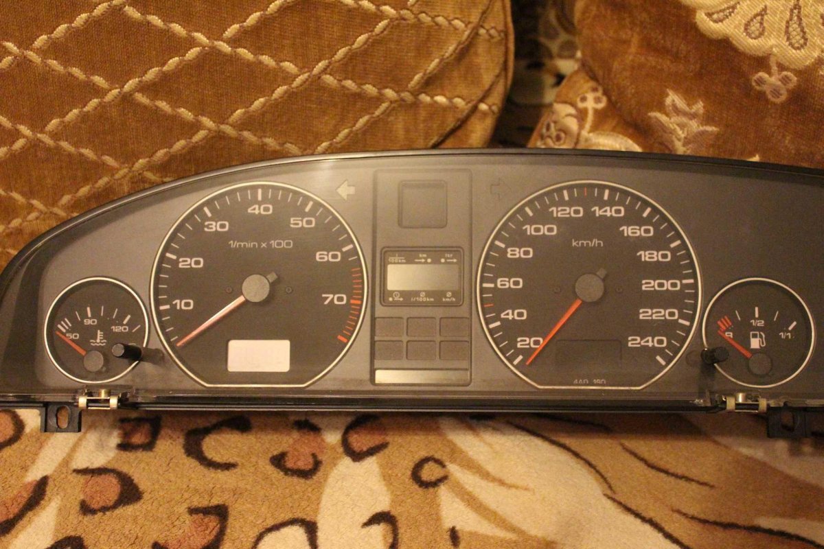 Пересвет приборной панели Ауди 100 с4