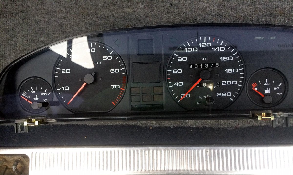 Приборная панель Ауди 100