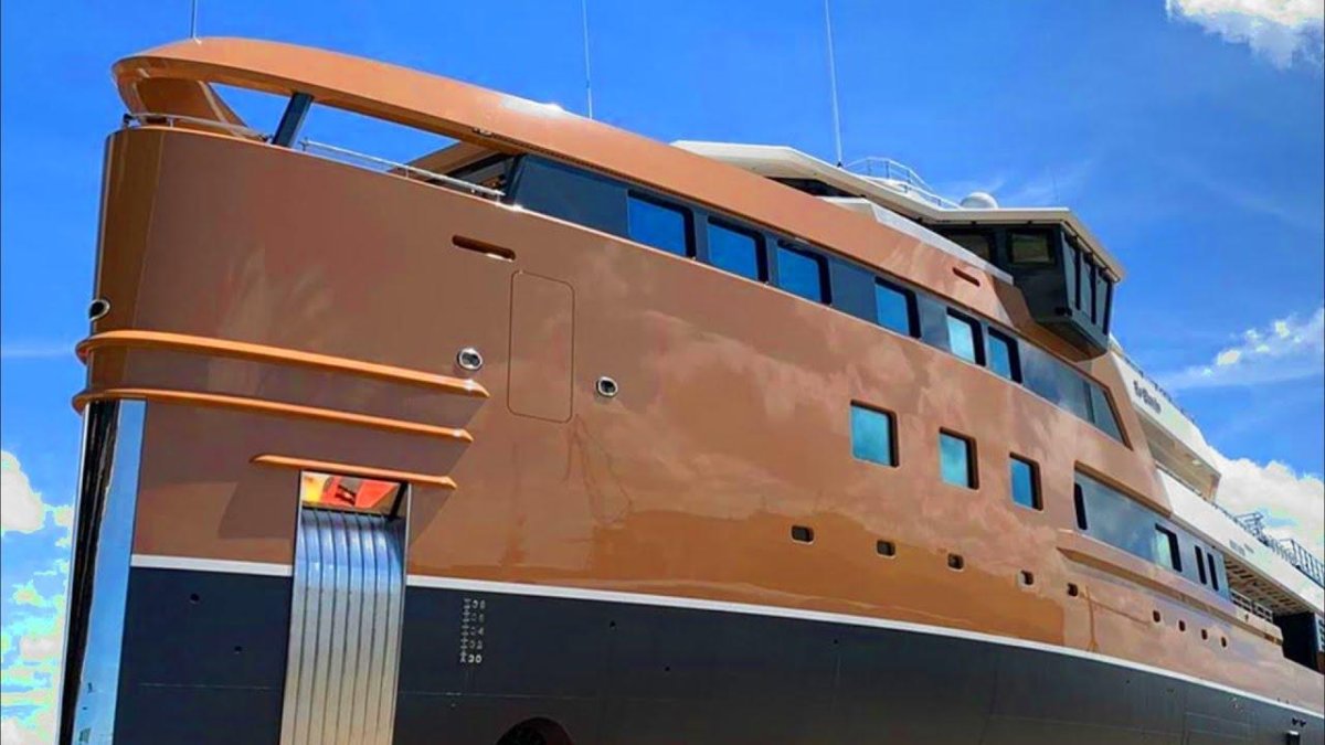 Яхта Тинькова ледокол