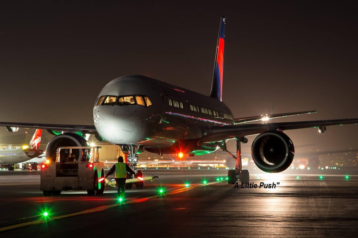 Самолет и аэропорт