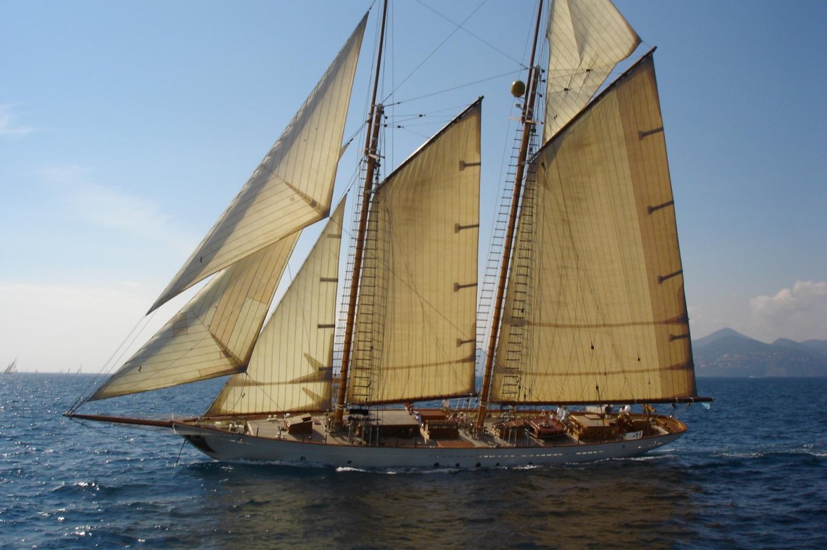 Двухмачтовая парусная шхуна