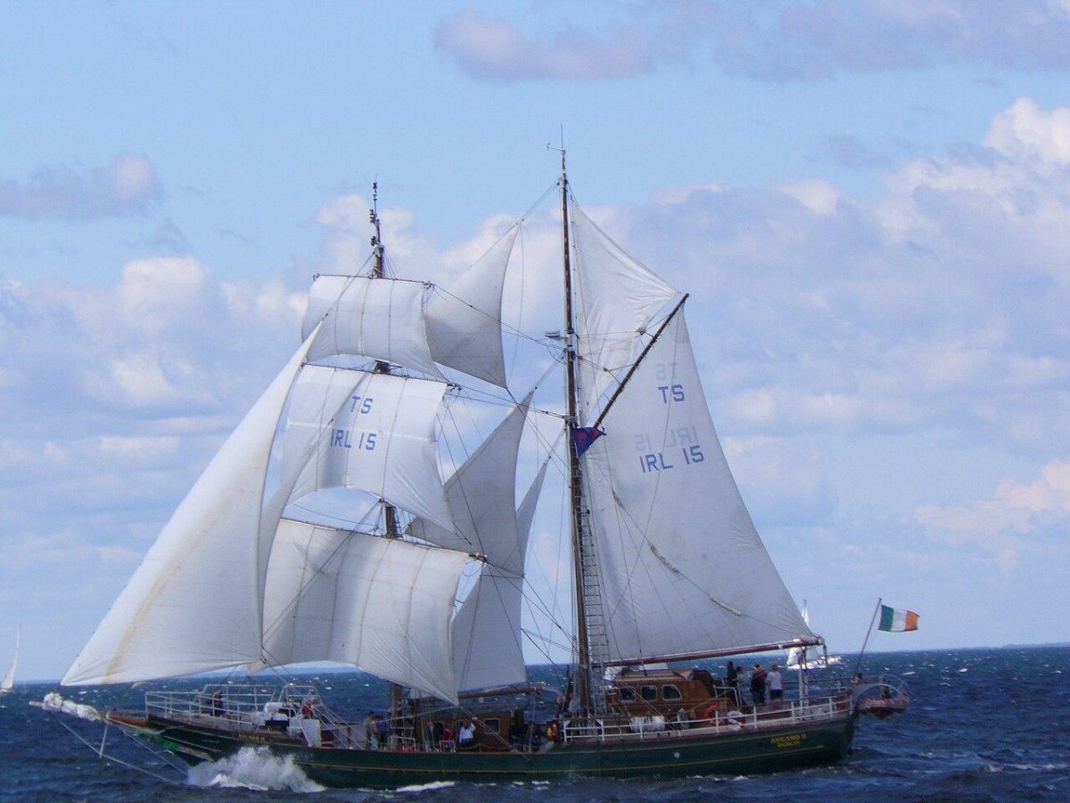 Двухмачтовый парусник