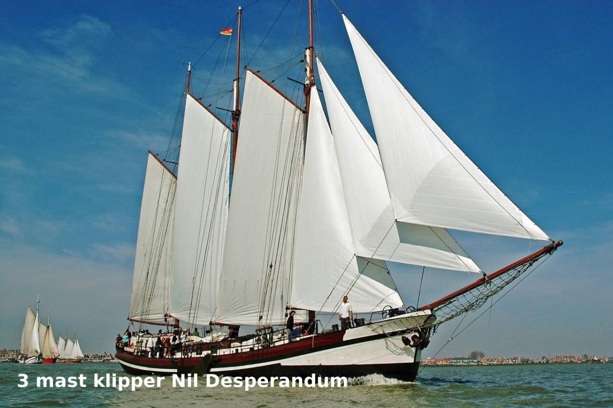 Трехмачтовая гафельная шхуна