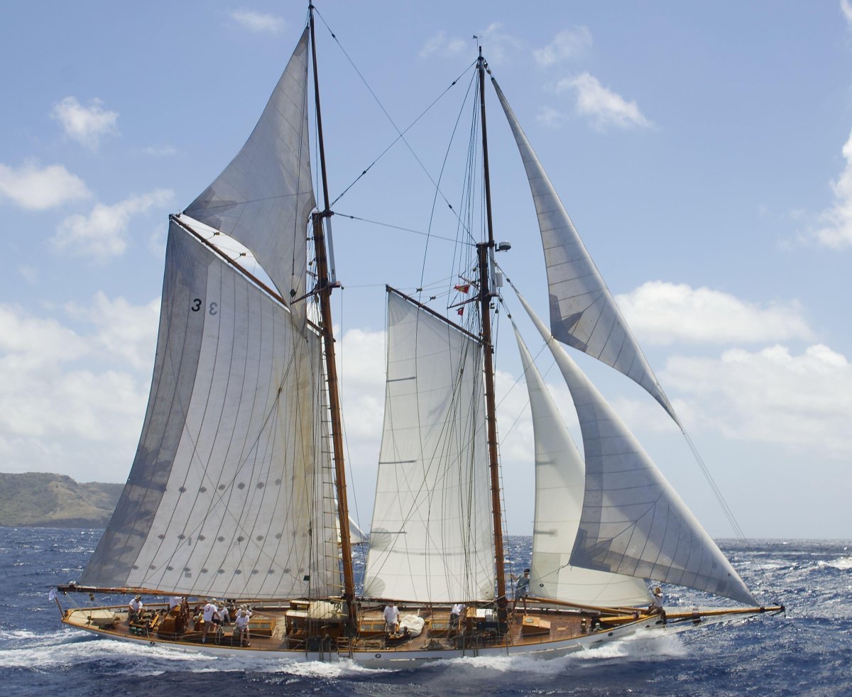 Двухмачтовая гафельная шхуна