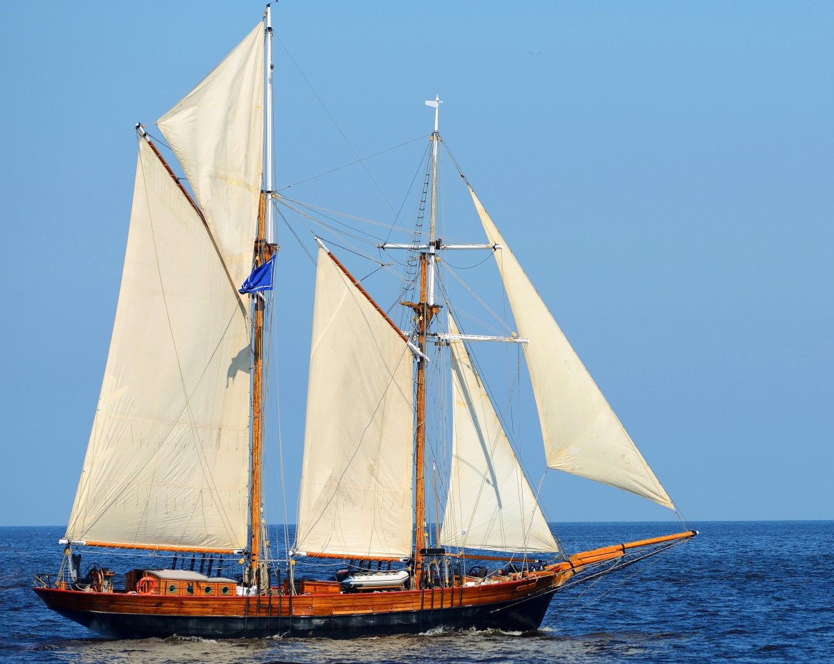 Парусная яхта Бригантина