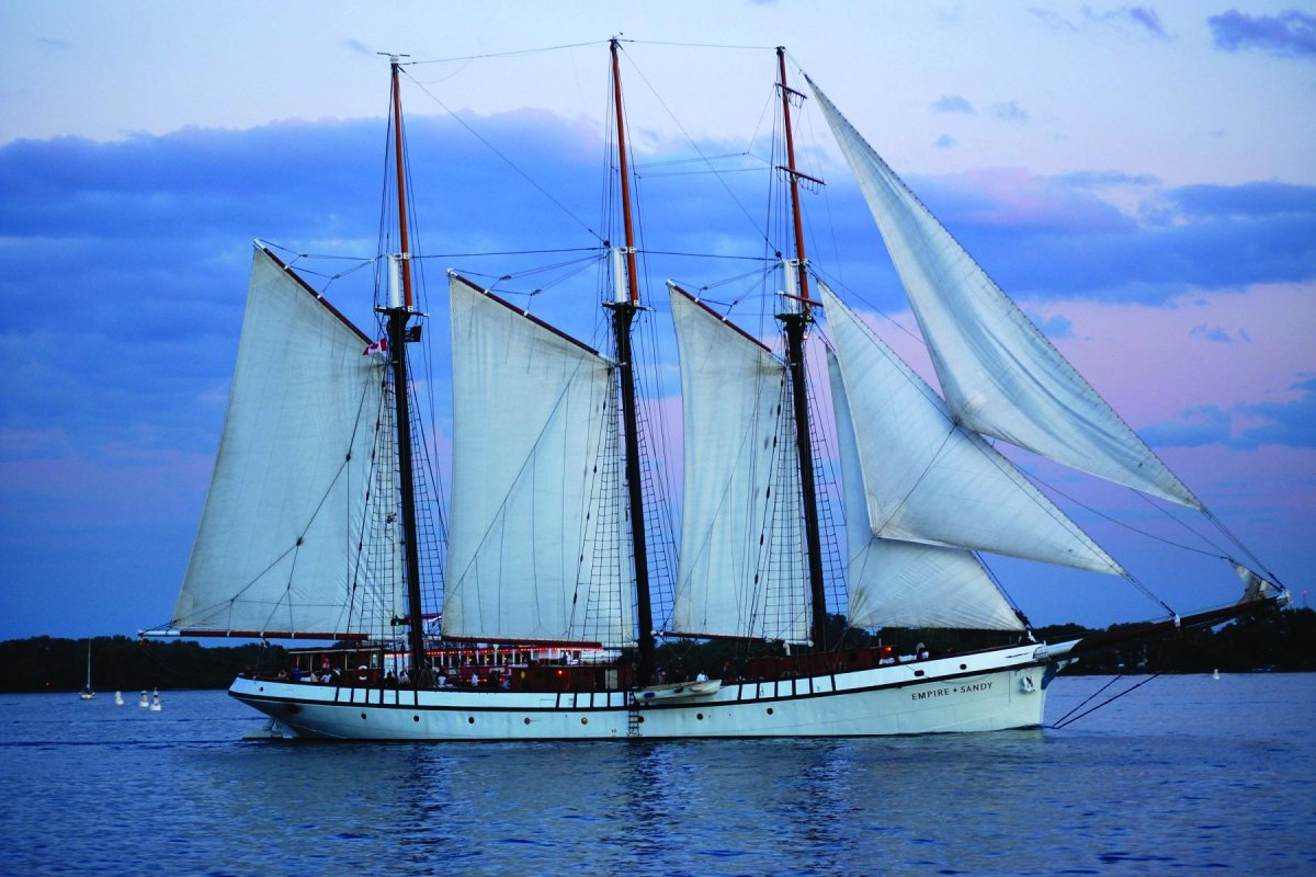 Трехмачтовая гафельная шхуна