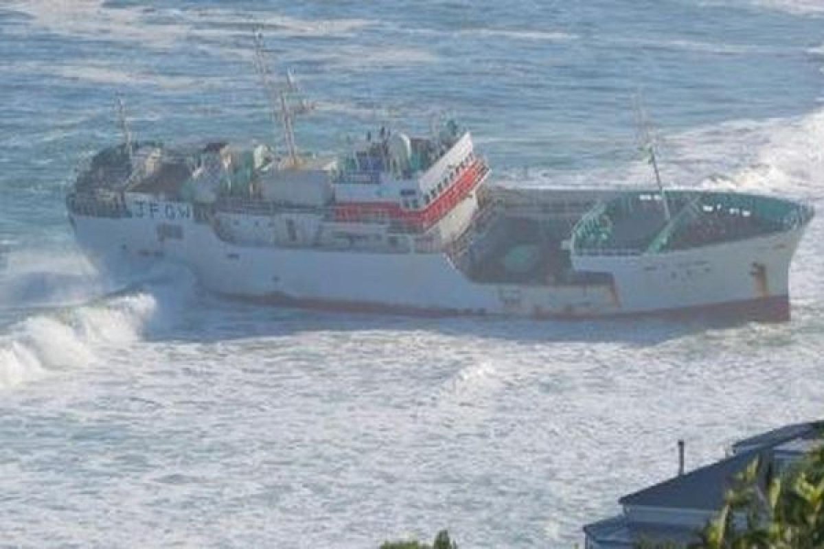 Рыболовецкий траулер "мыс Сенявина"
