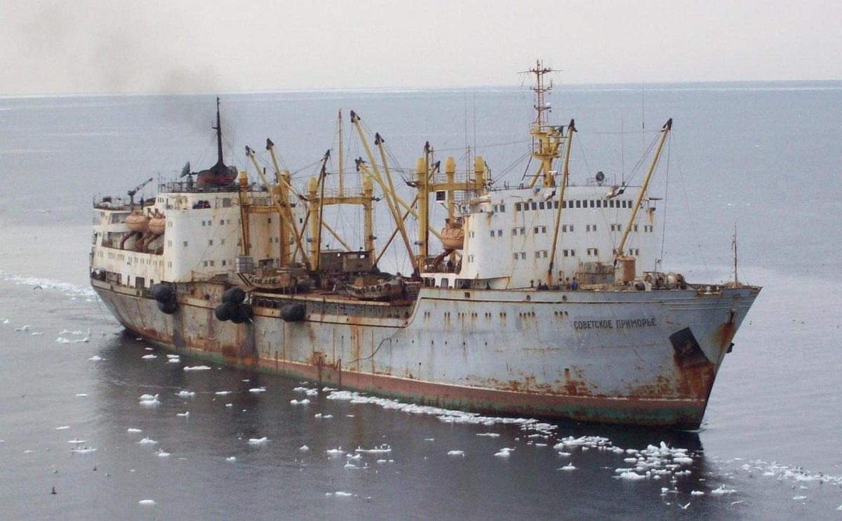 Плавбаза Алексей Хлобыстов