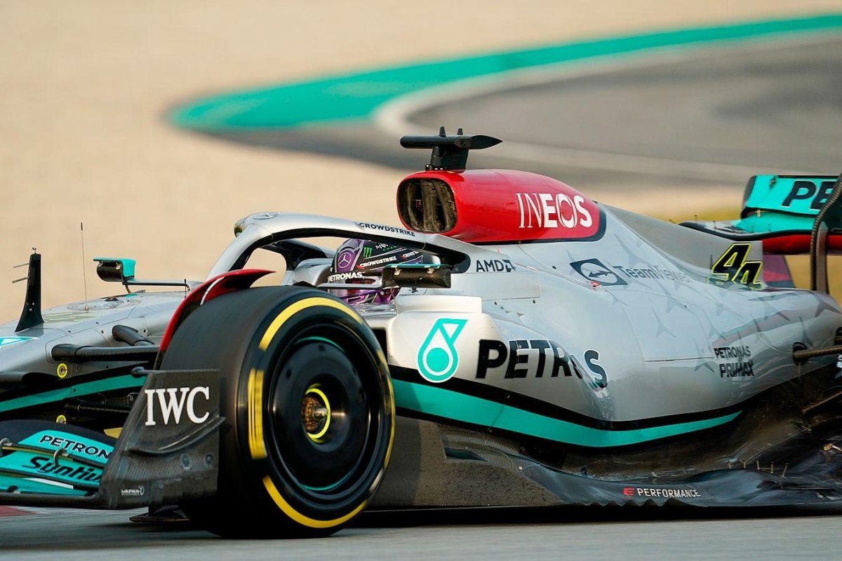 Болид Мерседес 2022