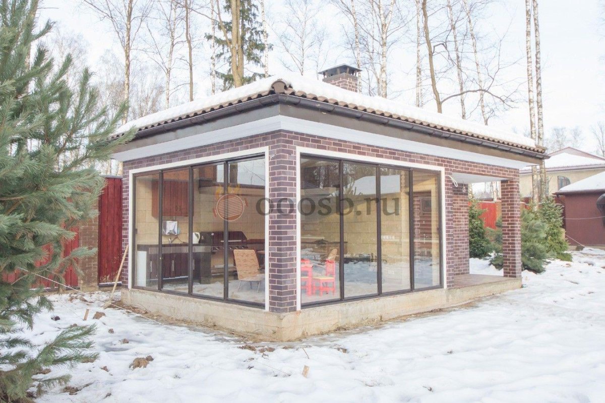 Застеклённая террасса с мангалом и беседкой